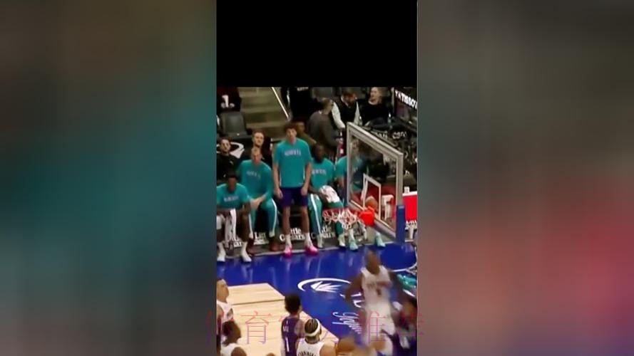 克尼佩尔快攻妙传 米勒跟进扣篮得手